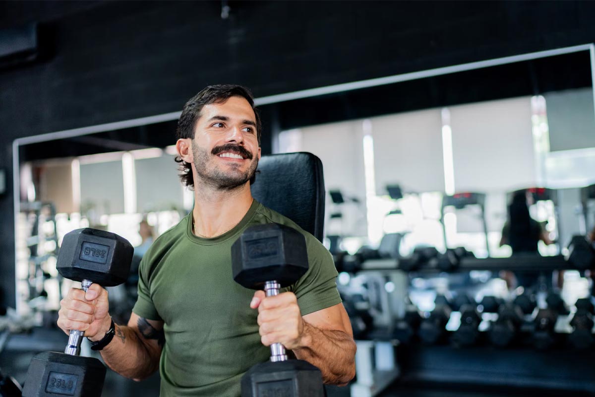 hombre haciendo pesas en el gimnasio